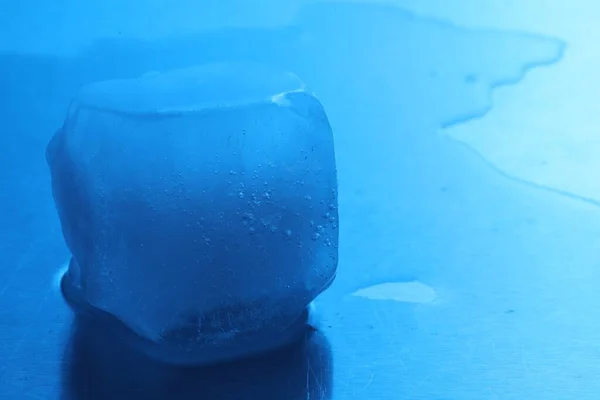 Кристально Чистый Кубик Льда Светло Голубом Фоне Крупным Планом Пространством — стоковое фото