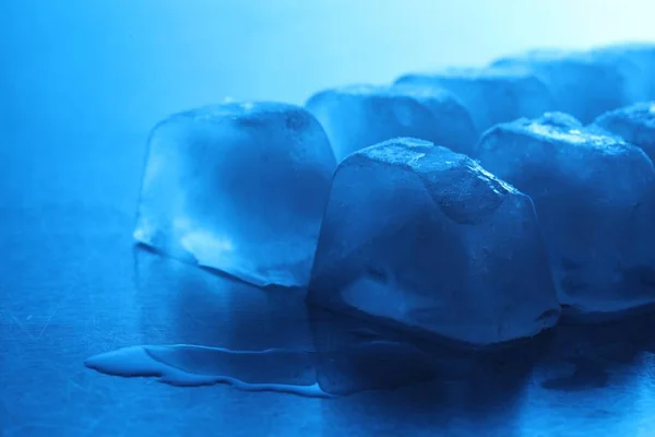 Кришталево Чисті Кубики Льоду Світло Блакитному Фоні Крупним Планом Ефект — стокове фото
