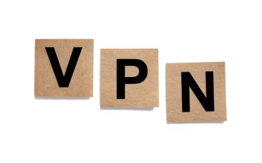 Beyaz, üst görünümde izole edilmiş VPN (Sanal Özel Ağ) kısaltmalı kağıt notlar