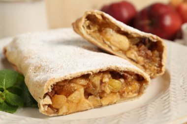 Elmalı, fındıklı ve kuru üzümlü lezzetli börek, yakın plan.