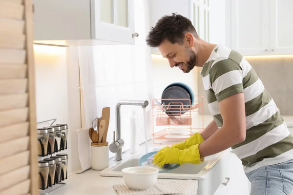 Πλένει Πιάτα Πάνω Από Νεροχύτη Στην Κουζίνα — Φωτογραφία Αρχείου