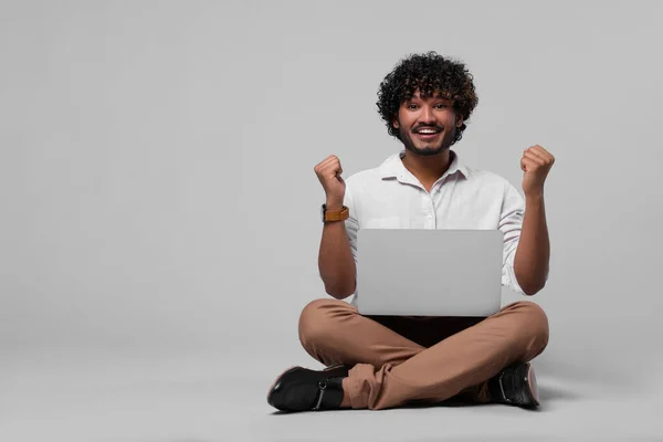 Homem Emocional Com Laptop Fundo Cinza Claro Espaço Para Texto — Fotografia de Stock