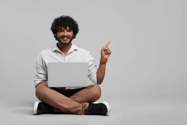Sorrindo Homem Com Laptop Fundo Cinza Claro Espaço Para Texto — Fotografia de Stock