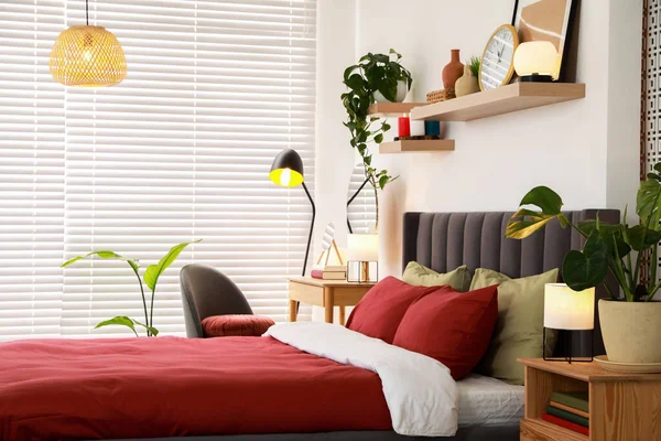 Elegante Dormitorio Interior Con Cama Cómoda Tocador Lámparas Plantas Interior —  Fotos de Stock