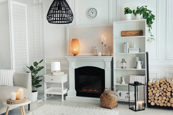 美しい暖炉と異なる装飾が施されたスタイリッシュなリビングルーム インテリアデザイン — ストック写真