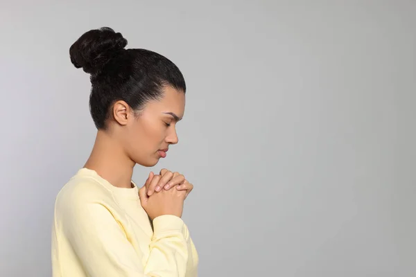 Femme Afro Américaine Avec Les Mains Jointes Priant Dieu Sur — Photo