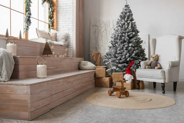 Interior Quarto Elegante Com Árvore Natal Decoração Festiva — Fotografia de Stock
