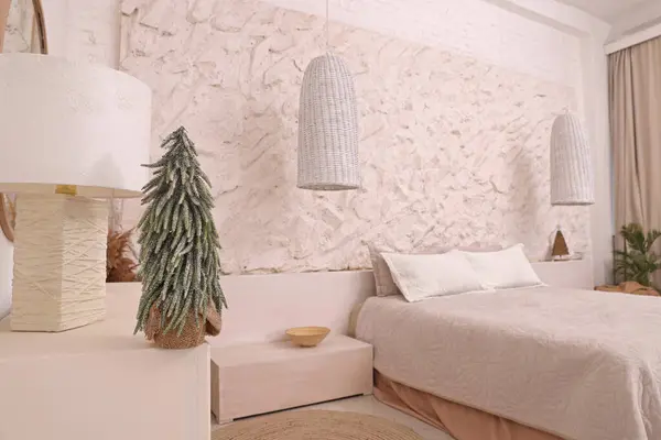 Küçük Dekoratif Noel Ağacı Olan Şık Bir Yatak Odası — Stok fotoğraf
