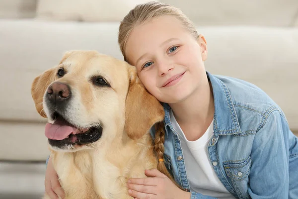 Leuk Kind Met Haar Labrador Retriever Binnen Schattig Huisdier — Stockfoto