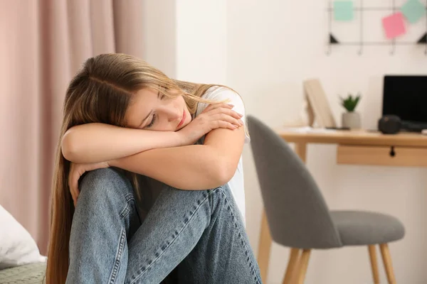 Δυστυχισμένη Έφηβη Που Κάθεται Στο Δωμάτιο Στο Σπίτι — Φωτογραφία Αρχείου