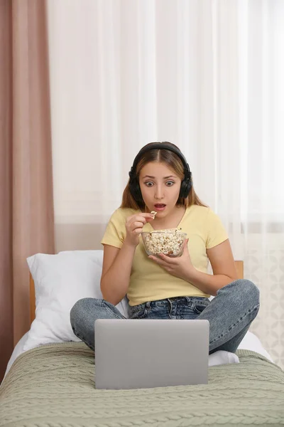 Ragazza Adolescente Con Cuffie Mangiare Popcorn Mentre Utilizza Computer Portatile — Foto Stock