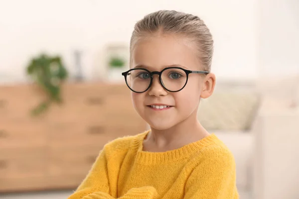 Retrato Menina Bonito Usando Óculos Dentro Casa — Fotografia de Stock