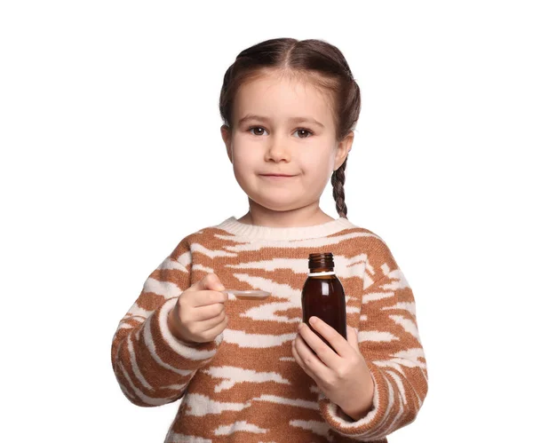 ボトルを持っているかわいい女の子と白い背景に咳止めシロップとスプーンを測定します 効果的な薬 — ストック写真