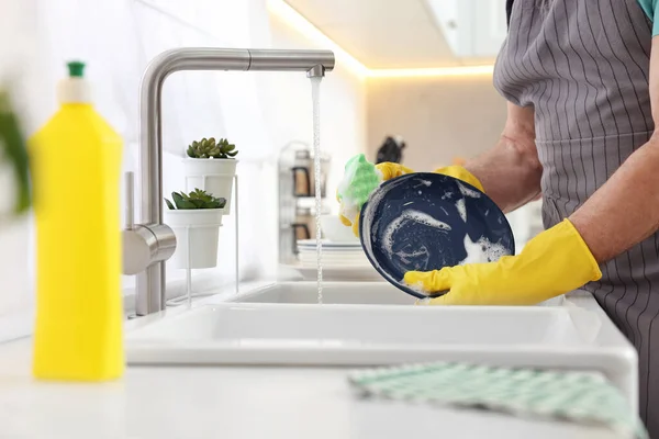 Mężczyzna Rękawiczkach Ochronnych Płyta Myjąca Nad Zlewem Kuchni Zbliżenie — Zdjęcie stockowe