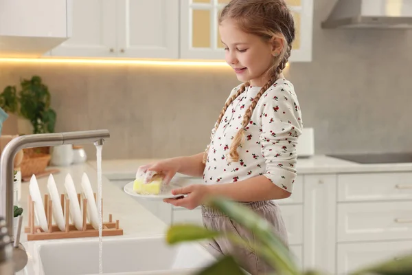 Маленька Дівчинка Миє Тарілку Над Раковиною Кухні — стокове фото
