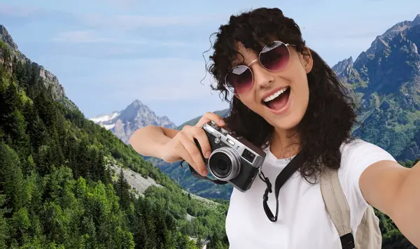 Belle Femme Lunettes Soleil Avec Caméra Prenant Selfie Montagne — Photo