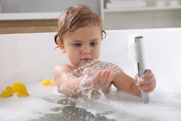 Aranyos Kislány Játszik Zuhanyfej Fürdőkád Otthon — Stock Fotó