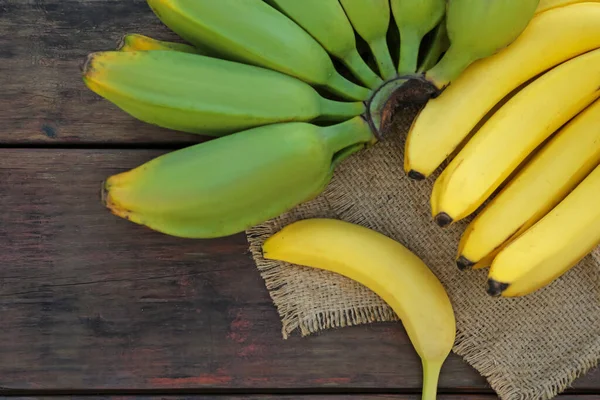 Diferentes Tipos Bananas Mesa Madeira Flat Lay — Fotografia de Stock