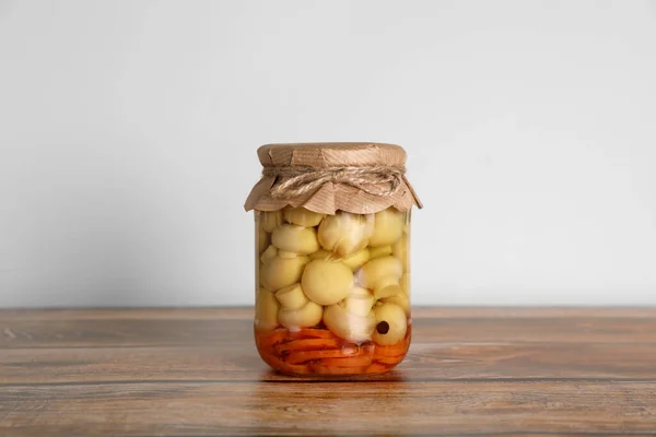 Jar Dengan Acar Jamur Dan Wortel Atas Meja Kayu — Stok Foto