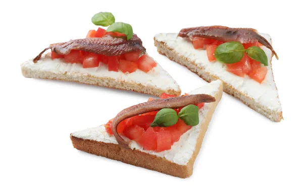 白底奶油芝士 凤尾鱼 西红柿和罗勒的美味三明治 — 图库照片
