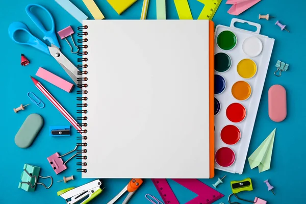 Diferentes Artigos Papelaria Escolar Notebook Sobre Fundo Azul Claro Flat — Fotografia de Stock