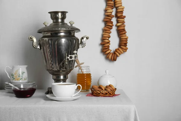 Композиция Вкусными Сушки Форме Кольца Сухие Бублики Чай Белой Скатерти — стоковое фото