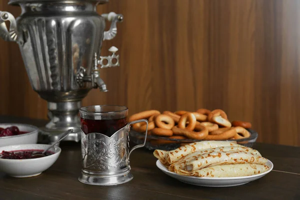 Antika Semaver Bir Fincan Sıcak Içecek Ahşap Masada Servis Edilen — Stok fotoğraf