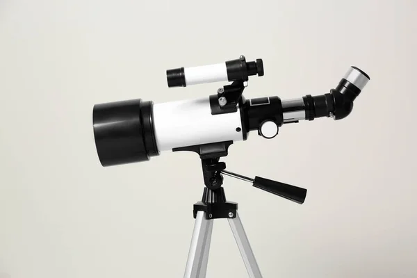 Trípode Con Telescopio Moderno Sobre Fondo Blanco Primer Plano —  Fotos de Stock