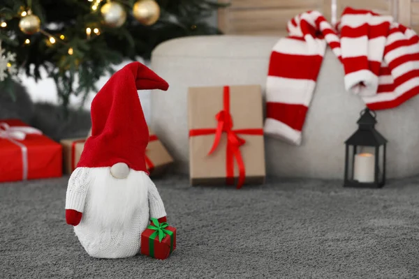 Gnome Escandinavo Bonito Com Caixa Presente Tapete Perto Árvore Natal — Fotografia de Stock