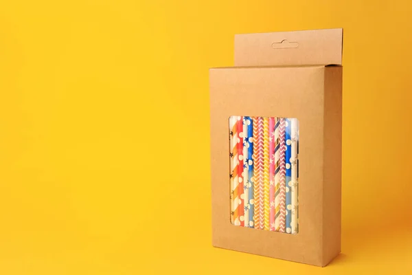 Caja Con Muchas Pajitas Papel Sobre Fondo Naranja Espacio Para — Foto de Stock