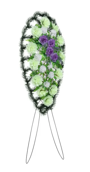 Corona Funeraria Flores Plástico Sobre Fondo Blanco — Foto de Stock