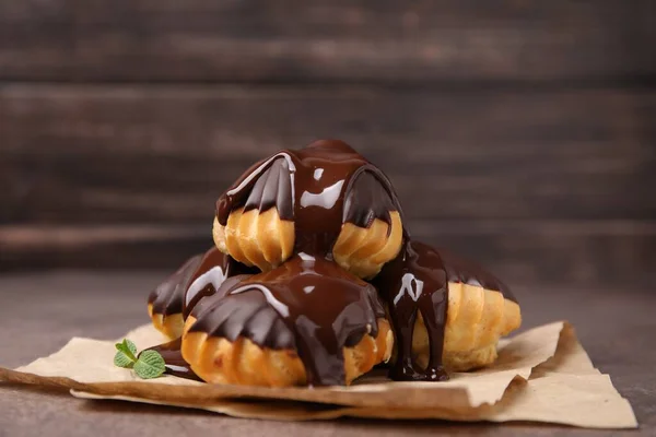 Deliciosos Profiteroles Con Chocolate Untado Menta Mesa Primer Plano —  Fotos de Stock