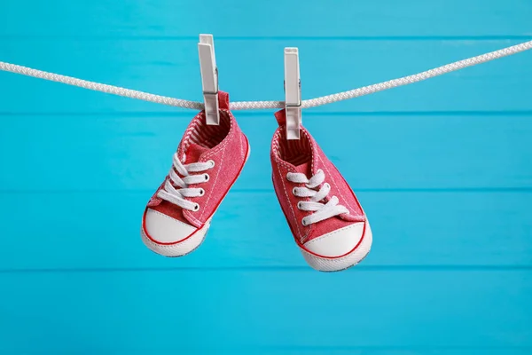 Χαριτωμένο Μωρό Sneakers Ξήρανση Στη Γραμμή Πλυσίματος Έναντι Ανοιχτό Μπλε — Φωτογραφία Αρχείου