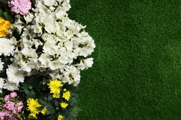 Diferentes Flores Bonitas Grama Verde Flat Lay Espaço Para Texto — Fotografia de Stock