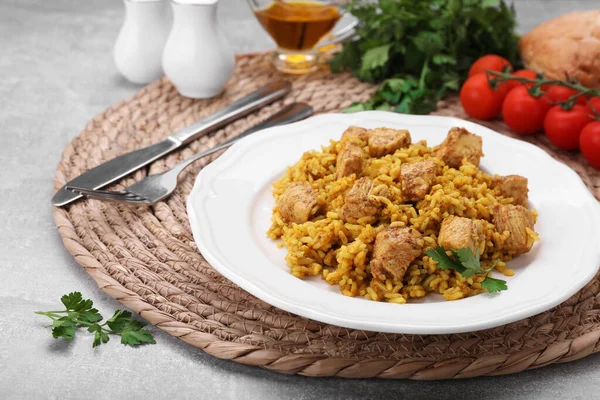 Köstlicher Reis Mit Huhn Auf Hellgrauem Tisch Nahaufnahme — Stockfoto