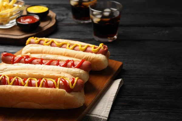 Lahodné Hot Dogy Hořčicí Kečupem Černém Dřevěném Stole Detailní Záběr — Stock fotografie