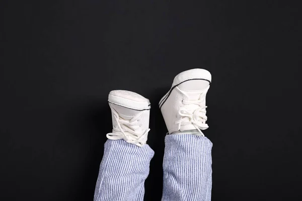 Pequeño Bebé Elegantes Zapatos Goma Sobre Fondo Negro Vista Superior —  Fotos de Stock