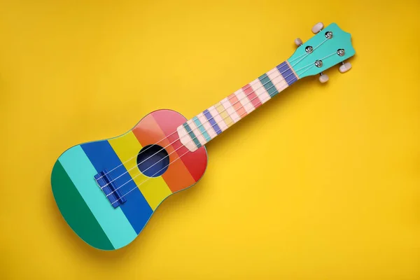 Ukulélé Coloré Sur Fond Jaune Vue Dessus Instrument Musique Cordes — Photo
