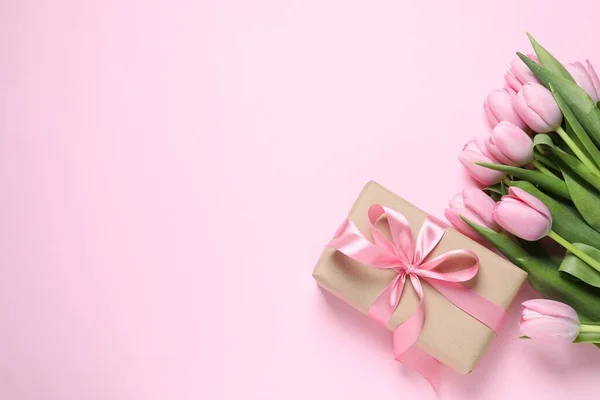 Прекрасна Подарункова Коробка Букет Квітів Тюльпанів Рожевому Тлі Плоский Простір — стокове фото