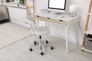 Ofis koltuğu içinde rahat bir iş yeri. İç tasarım