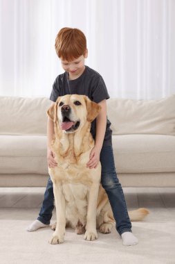 Evde Labrador Retriever 'ı olan sevimli bir çocuk. Sevimli hayvan.