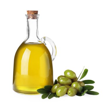 Beyaz üzerine izole edilmiş cam sürahi, olgun zeytin ve yeşil yapraklar.