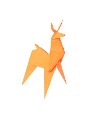 Origami sanatı. Beyaz arka planda el yapımı turuncu kağıt geyik