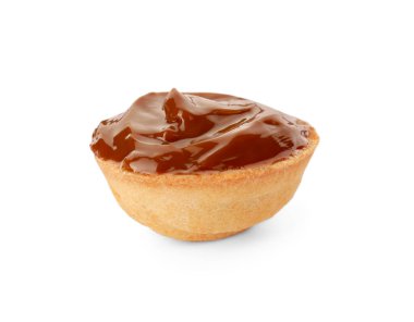 Lezzetli fındık şekilli kurabiyelerin yarısı kaynamış konsantre sütle beyaz üzerine izole edilmiş.