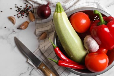 Ratouille için taze sebzeler, beyaz mermer masa, düz yatıyordu.