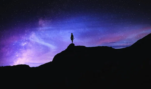Σιλουέτα Της Γυναίκας Στα Βουνά Κάτω Από Όμορφο Έναστρο Ουρανό — Φωτογραφία Αρχείου