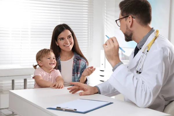 Madre Lindo Bebé Tienen Cita Con Pediatra Clínica Médico Examinando — Foto de Stock