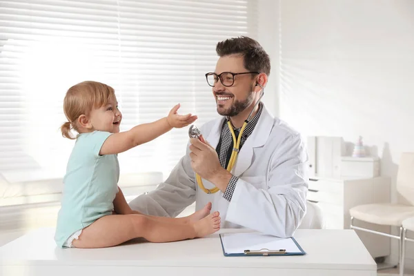 Pediatriker Undersöker Söt Liten Bebis Kliniken — Stockfoto