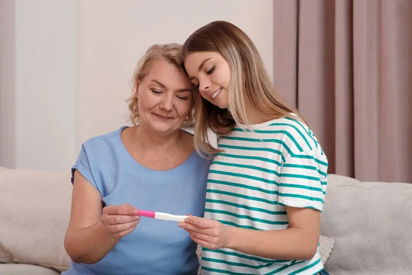 Młoda Kobieta Pokazuje Matce Test Ciążowy Domu Reakcja Dziadka Przyszłego — Zdjęcie stockowe