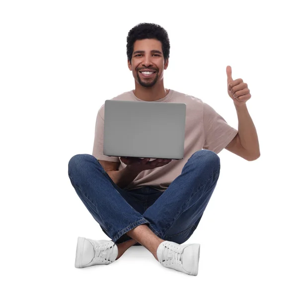 幸せな男とノートパソコン上で親指を表示上の白い背景 — ストック写真